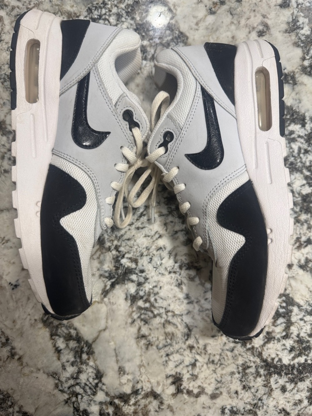 Nike Air black/gray/white Low-Top Sneakers. Boys 6.5, women's 8.